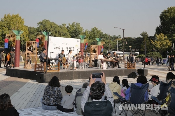 ▲청와대 사랑채 앞 분수대광장에서 지난 9월1일부터 한국관광공사 주최로 2달간 매주 토요일 오후에 ‘2018 예술로 산책로’ 공연 행사가 다채롭게 펼쳐지고 있다. (사진/한국관광공사 제공)