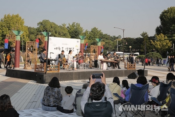 ▲청와대 사랑채 앞 분수대광장에서 지난 9월1일부터 한국관광공사 주최로 2달간 매주 토요일 오후에  ‘2018 예술로 산책로’ 공연 행사가 다채롭게 펼쳐지고 있다. (사진/한국관광공사 제공)