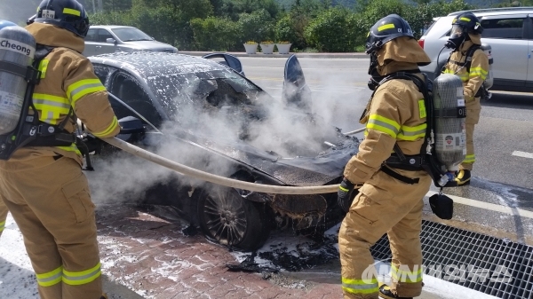 ▲지난 9월 강원도 평창군 방림면 방림리에서 BMW 520d 엔진룸에 화재가 발생해 소방관이 화재 수습을 하고 있다. (사진/강원도소방본부)