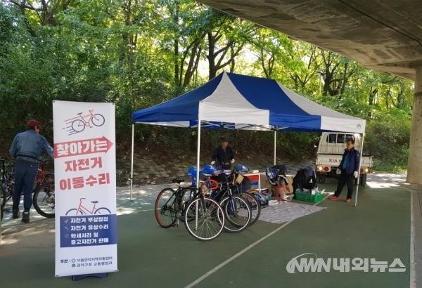 ▲ 관악구는 겨울철 자전거 안전사고에 대비해 '찾아가는 자전거 이동 수리센터'를 운영하고 있다. (사진/내외뉴스 자료실)
