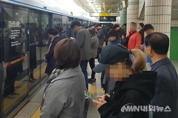 ▲29일 오전 6시 11분께 지하철 4호선 당고개행 열차(코레일 4천302호)가 이촌역으로 진입하던 중 전력공급 차단으로 역사 내 터널에 멈춰 섰다. 미아역에서 승객들이 열차를 기다리고 있다. 2018. 10. 29 (사진/내외뉴스 최준혁 기자)