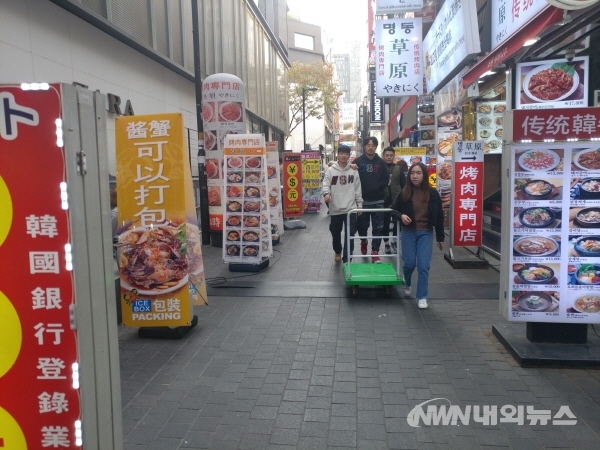 ▲중구는 다음달 29일까지 명동관광특구 일대에 불법 입간판, 에어라이트, 현수막 등 불법유동광고물 특별 단속을 실시한다. -불법 입간판 모습- (사진=내외뉴스 자료실)