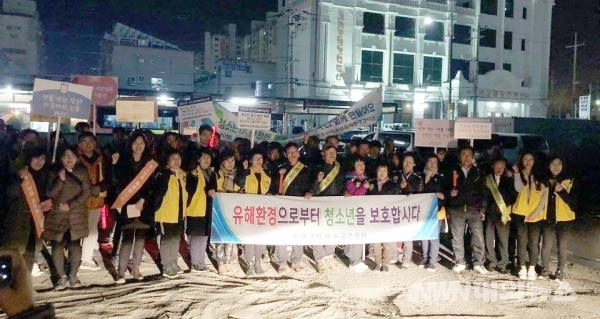 ▲공주시가 15일 저녁 8시부터 을수능일 청소년 유해환경단속 합동 캠페인 벌리고 있다. (사진=공주시 제공)