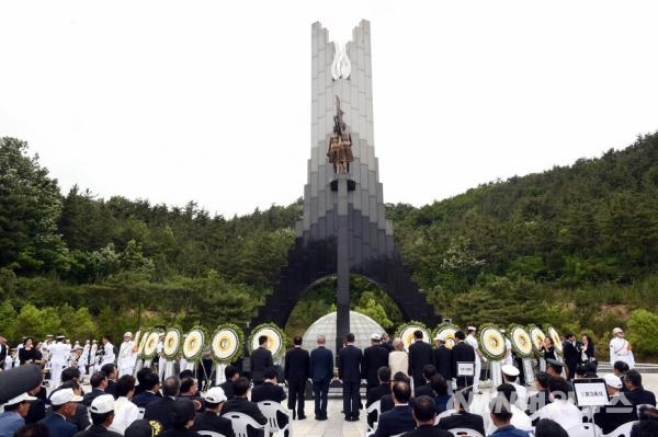 ▲경찰청은 독립유공자에 대한 최고의 예우를 위해 '독립유공자 장례 운구행렬'의 경찰 에스코트를 시행한다. -현충일 기념참배 모습- (사진=내외뉴스 자료실)