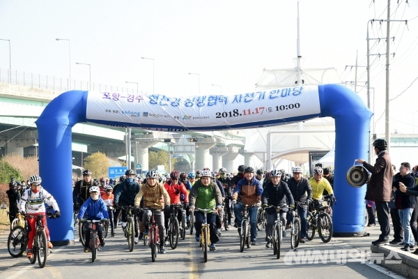 ▲형산강 상생로드 구간에서 지난 17일 ‘형산강 상생협력 자전거 한마당’ 행사를 가지며 경주~포항 간 지역 공동 발전을 위한 소통과 화합의 장을 마련했다. (사진=경주시청 제공))