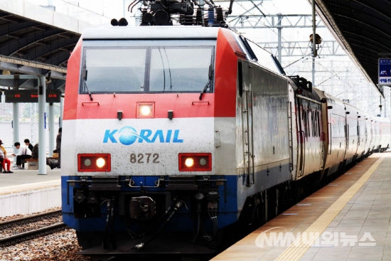 ▲코레일은 지난 20일 KTX 오송역 단전사고로 불편을 겪은 고객에게 지연 열차의 승차권 반환수수료 감면, 택시비 지급과 항공기 이용 고객에 대한 조치 등을 시행한다고 22일 밝혔다. (사진=내외뉴스 자료실)