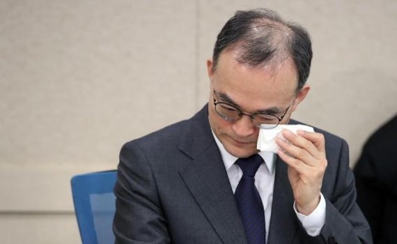 문무일 검찰총장이 27일 오후 서울 영등포구 여의도 이룸센터에서 형제복지원 피해자들에게 직접 사과하기 위해 만난 자리에서 피해자들의 증언을 듣다 눈물을 흘리고 있다. (사진=연합뉴스)