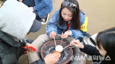 ▲연탄불 달고나 만들기 체험 모습. (사진=한국민속촌 제공)