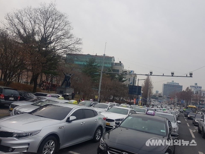 20일 서울에서 열리는 카카오 카풀 반대 집회에 참여하려는 대전 택시들이 이날 오전 대전IC 인근에 길게 늘어서 있다. *(사진=대전지방경찰청 제공)