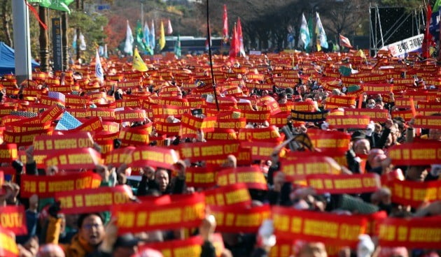 지난달 22일 오후 서울 여의도 국회 앞에서 열린 제2차 택시 생존권 사수 결의대회에서 참가자들이 구호를 외치고 있다. (사진=연합뉴스)