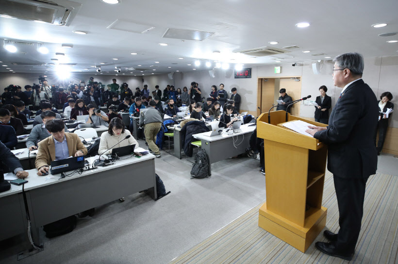 사진은 이재갑 고용노동부 장관이 지난 24일 오전 서울 종로구 정부서울청사에서 근로시간 및 최저임금 관련 브리핑을 하는 모습. (사진=연합뉴스)