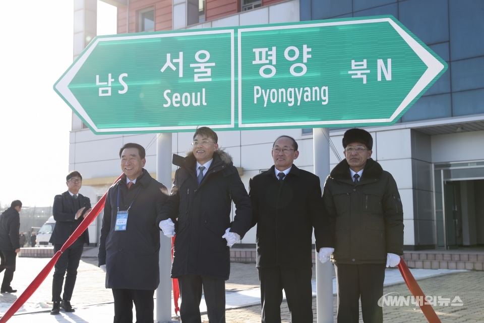 ▲26일 오전 북한 개성시 판문역에서 열린 남북 동서해선 철도, 도로 연결 및 현대화 착공식에서 남북 참석자들이 서울-평양 표지판 제막 후 기념촬영을 하고 있다. (사진=사진공동취재단)