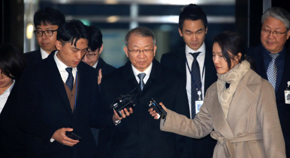 검찰 조사를 받은 양승태 전 대법원장이 11일 오후 서울 서초구 서울중앙지검을 나서고 있다. 2019.1.12 (사진=연합뉴스)