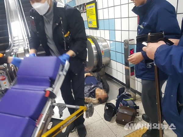 14일 오후 4시경 충무로역에서 70대 후반 남자가 쓰러졌다.119가 바로 출동해 국립의료원으로 호송한 것으로 알려졌다. (사진=내외뉴스 최준혁 기자)
