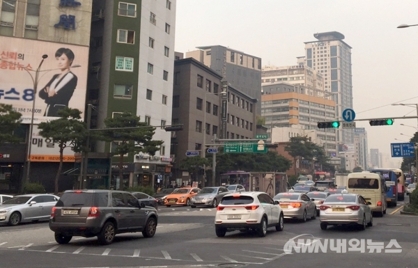 국토교통부는 지난해 12월 기준, 우리나라의 자동차 누적 등록대수가 23,202,555대로 2017년도보다 67만 4천 대 증가한 것으로 집계됐다고 밝혔다.