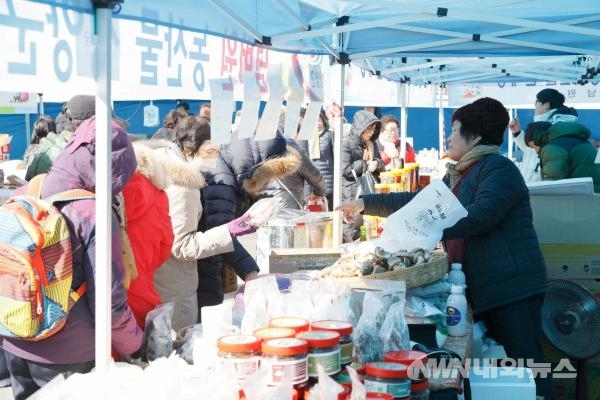 ▲ 서울 강서구는 오는 24일부터 이틀간 ‘설 맞이 직거래장터’를 운영한다. -지난 직거래장터 운영 모습- (사진=내외뉴스 자료실)