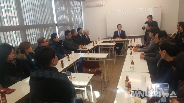 ▲ 당원협의회를 하고 있는 정우택 의원. (사진=의원실 제공)