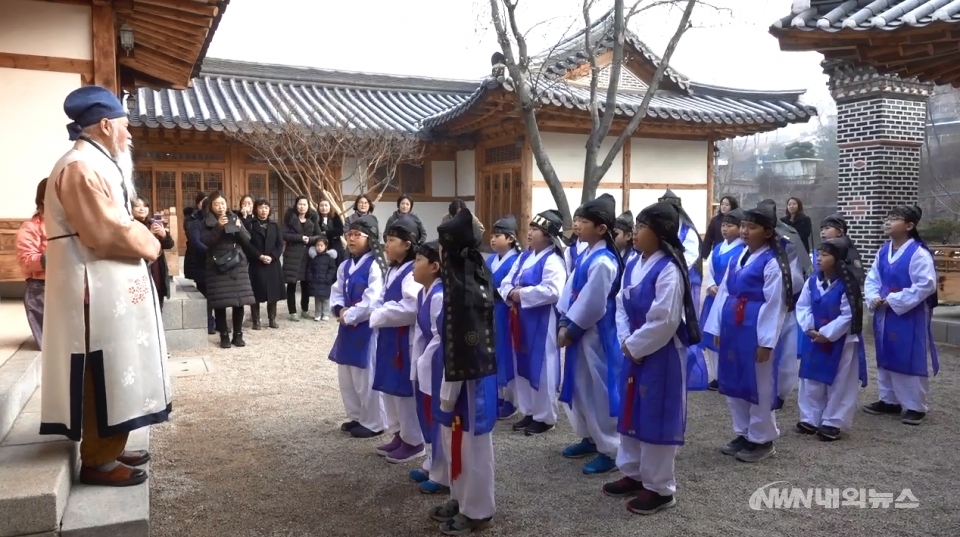 ▲종로 부암동에 위치한 무계원에서 20여명의 초등학생들이 