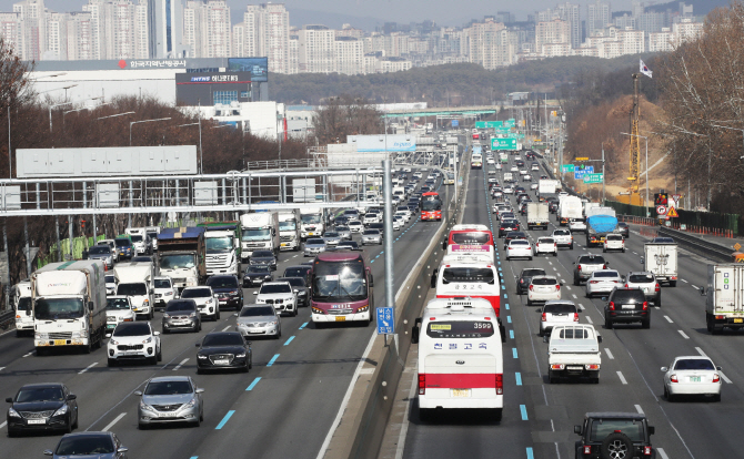 1일 오후 경기도 오산시 경부고속도로 오산IC 부산 방향(왼쪽)이 귀성길에 오른 차들로 교통량이 늘어나 있다. (사진=연합뉴스)