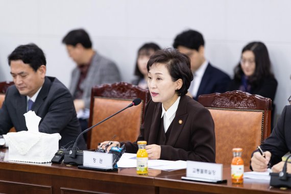 ▲국토교통부 김현미 장관이 18일 산하 공기업, 준정부기관 및 올해 새롭게 지정된 공공기관의 기관장들과 간담회를 갖고 공공기관의 안전관리 강화방안 등에 대해 논의하고 있다.
