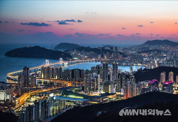 ▲지난해 부산시청 직원이 촬영한 부산 광안대교 야경 (사진=부산시 제공)