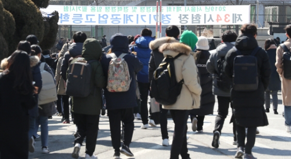 ▲서울시 공무원 임용시험 응시자들이 시험을 마친 뒤 고사장을 나오고 있다. (사진=연합뉴스)