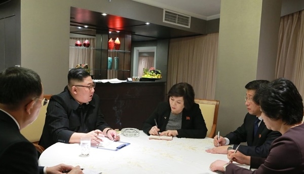 ▲27일 북한 매체에 따르면, 김 위원장은 하노이에 도착해 가장 먼저 실무대표단의 보고를 받았다.