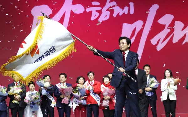 ▲27일 경기도 고양시 킨텍스에서 열린 자유한국당 전당대회에서 당 대표로 선출된 황교안 전 총리가 당기를 흔들고 있다. (사진=연합뉴스)