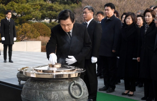 ▲자유한국당 황교안 신임 당 대표가 당 지도부와 함께 28일 오전 동작구 국립서울현충원을 참배하고 있다. (사진=연합뉴스)