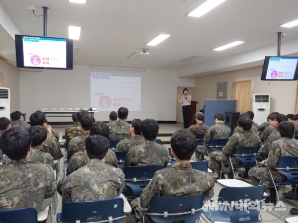 ▲부산지방병무청이 2018년 9월 5일 제53보병사단 신병교육대에서 예비군 입영확인관을 대상으로 전시임무교육을 하고 있다. (사진=부산지방병무청)