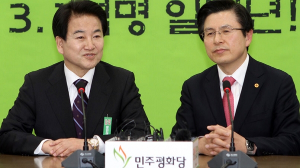 ▲자유한국당 황교안 신임 당대표(오른쪽)가 4일 오전 인사차 국회 본청 민주평화당 대표실을 찾아 정동영 대표와 인사하고 있다. (사진=연합뉴스)