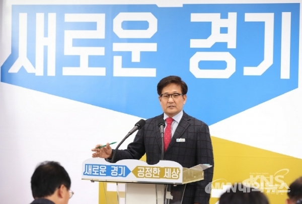 ▲5일 이종수 경기도 도시주택실장이 '저소득층 매입임대주택 확대 공급 및 임대보증금 지원 사업'에 관한 브리핑을 하고 있다. (사진=경기도 제공)