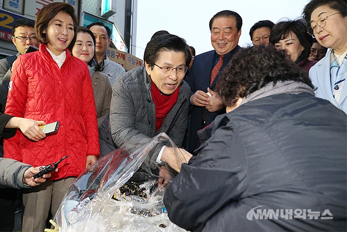 ▲자유한국당 황교안 대표와 나경원 원내대표를 비롯한 지도부는 5일 오전 서울 중구 남대문 시장을 방문해 상인들의 의견을 청취했다. (사진=한국당)