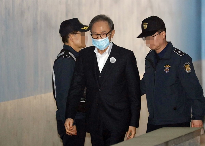 ▲이명박 전 대통령이 6일 오전 서초구 서울고법에서 열린 속행공판에 출석하기 위해 호송차에서 내려 법정으로 향하고 있다. (사진=연합뉴스)