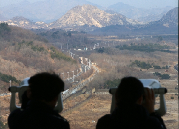 ▲동해안 최북단 통일전망대에서 보이는 해금강 지역과 동해선 육로. (사진=연합뉴스)