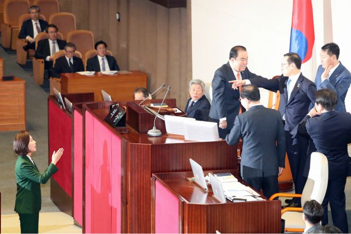 ▲12일 오전 국회 본회의장에서 열린 자유한국당 나경원 원내대표 교섭단체 대표연설에서 더불어민주당 홍영표 원내대표 등이 국회의장을 찾아 나 대표의 발언에 항의하고 있다. (사진=연합뉴스)