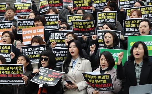 ▲'고 장자연 문건' 목격자 윤지오(맨 아래 가운데)씨와 한국여성의전화 등 시민사회단체 회원들이 15일 오전 서울 종로구 세종문화회관 앞에서 기자회견을 열어 김학의 전 법무부 차관 성폭력 사건과 고 장자연씨 사건에 대한 진상규명을 촉구하고 있다. (사진=연합뉴스)