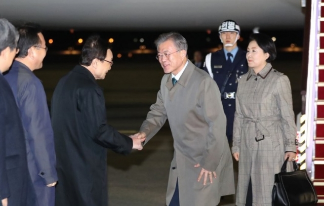 ▲문재인 대통령이 아세안 3개국 순방 일정을 끝내고 16일 오후 9시 서울공항을 통해 귀국했다. (사진=연합뉴스)