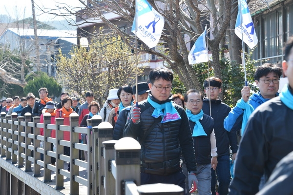 ▲갈맷길코스를 걷는 오거돈 부산시장과 시민들. 부산시는 오는 23일 ‘봄맞이 기장 해안길 걷기’를 시작으로 ‘2019년 행복한 갈맷길 걷기’의 대장정에 돌입한다고 밝혔다.(사진=부산시 제공)