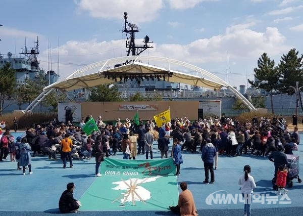 ▲ 관광지 일원에서 지난 24일 당진 신평면에 위치한 삽교호 관광지 일원에서 축제 홍보를 위한 게릴라 줄다리기 행사가 열렸다. (사진=당진시 제공)