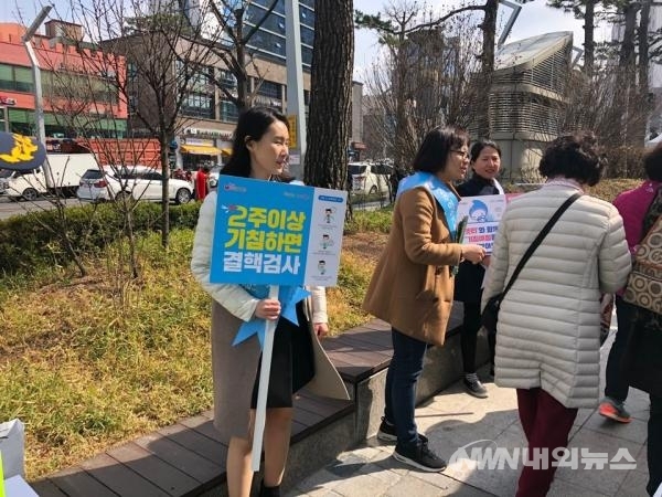 ▲ ‘제9회 결핵예방의 날’을 맞이하여 관악구 지역보건과 직원들이 서울대입구역 사거리에서 결핵예방 캠페인을 진행하고 있다. (사진=내외뉴스 자료실)