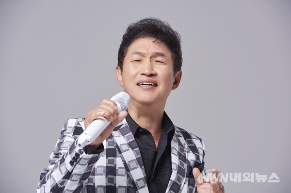 ▲ 가수 김범룡이 오는 4월 5일, 6일 9년만에 광화문 아트홀에서 ATUS 릴레이 콘서트를 연다. (사진=내외뉴스 자료실)