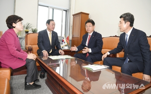 ▲ 이철우 경상북도지사는 지난 20일, 포항지진 정부조사연구단의 지진원인 발표 이후 포항시민에 대한 신속한 피해보상과 지역경제 재건을 위해 발 빠른 행보를 보이고 있다.(사진=경북도/내외뉴스 자료실)