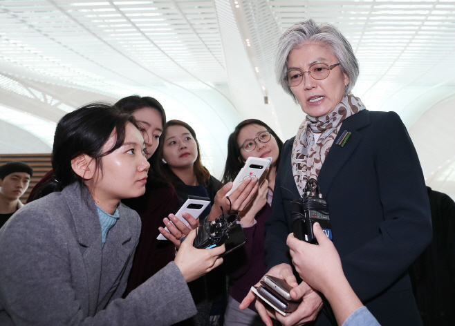 ▲강경화 외교부 장관이 28일 오전 인천공항을 통해 미국으로 출국하기 전 취재진 질문에 답하고 있다. (사진=연합뉴스)