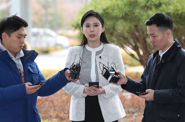 ▲고 장자연 사건의 유일한 목격자로 알려진 배우 윤지오씨가 12일 오후 서울동부지검 대검찰청 과거사 진상조사단에 참고인 자격으로 출석해 취재진의 질문에 답하고 있다. (사진=연합뉴스)
