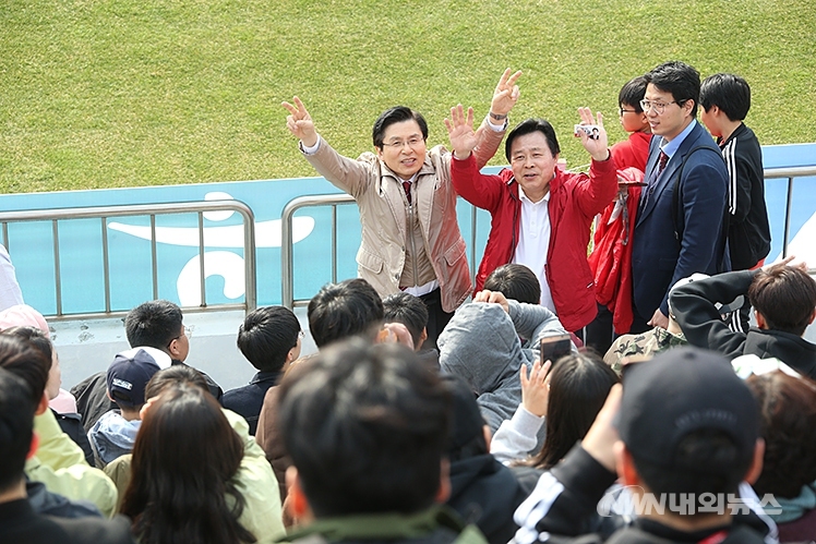 자유한국당 황교안 대표가 30일 창원축구센터에서 열린 경남FC-대구FC 경기 때 경기장 내에서 선거 유세를 하고 있다. 황 대표는 구단 측 제지가 있자 옷을 바꿔입고 선거운동을 계속했다. (사진=자유한국당)