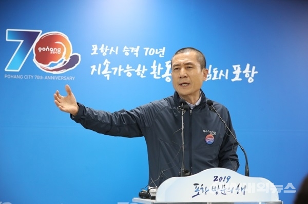 이강덕 포항시장이 10일 시청 브리핑룸에서 ‘11.15포항지진 특별법 제정 국민 호소문’을 발표하고 있다.(사진/포항시청)