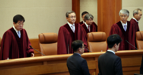 11일 오후 서울 종로구 재동 헌법재판소 대심판정에서 열린 낙태죄 처벌 규정 형법 269조와 270조에 대한 헌법소원 사건 선고를 위해 재판관들이 착석하고 있다. 왼쪽부터 서기석 헌법재판관, 유남석 헌법재판소장, 조용호 헌법재판관. (사진=연합뉴스)