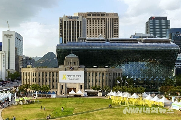 ▲서울시는 청계천에 모인 행운의 동전을 서울의 특성화고등학교 학생 장학금과 유니세프 성금으로 전달, 청소년과 어린이들의 꿈 디딤돌로 쓰이게 된다고 밝혔다. (사진=내외뉴스 자료실)
