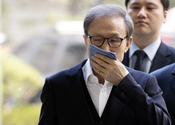 ▲횡령과 뇌물수수 등 혐의로 1심에서 실형을 선고받은 이명박 전 대통령이 12일 오후 서울 서초동 중앙지법에서 열린 항소심 속행 공판에 출석하고 있다. (사진=연합뉴스)